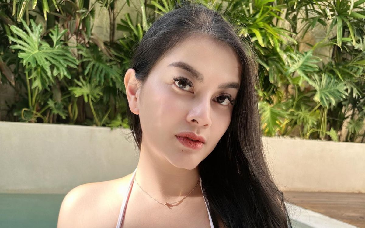 Hot Gita Youbi Pamer Body Aduhai Berbalut Bikini Putih Bikin Netizen Pusing