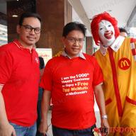 Pemberian-Kaos-Konsumen-ke-1000-oleh-Michael-Hartono-(Marketing-&-Communication-Director-of-McDonald's-Indonesia)