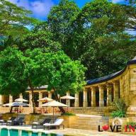 Pemandangan kolam renang yang indah di Hotel Amanjiwo Yogyakarta Putu Elmira