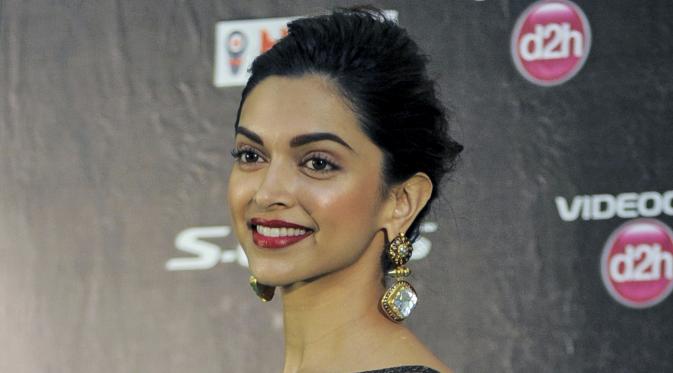 Bersaing, Deepika Padukone Ikut Dukung Dilwale Shahrukh Khan