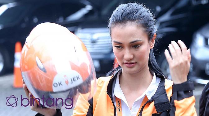 Jadi Tukang Ojek, Atiqah Hasiholan Melawan Debu dan Panas