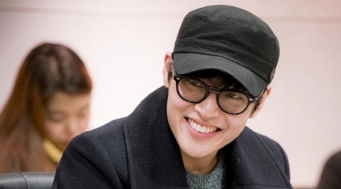 Kang Ha Neul Dapat Kejutan di Acara Nonbar Film Happy Facebook