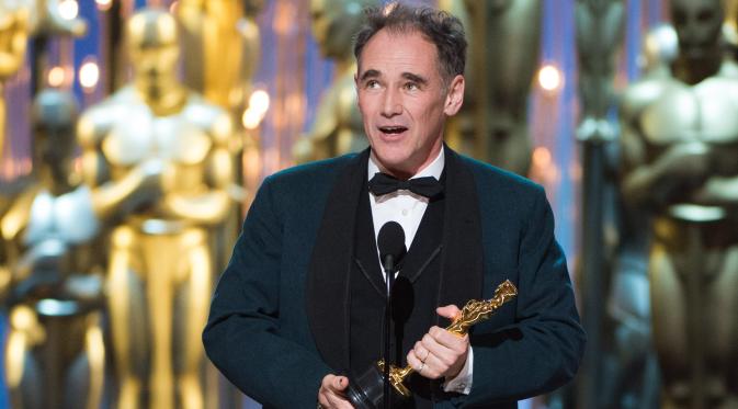 Mark Rylance Puji Steven Spielberg di Podium Kemenangan Oscar