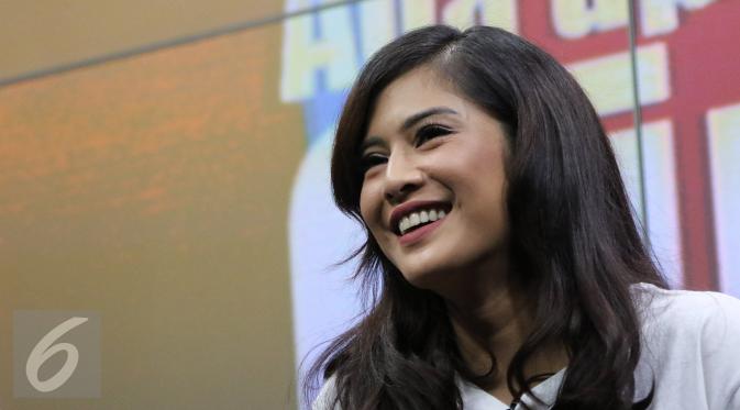 Pesona Kecantikan Dian Sastrowardoyo di Gala Premier AADC 2