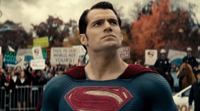 Henry Cavill Ungkap Kostum Baru Superman di Justice League