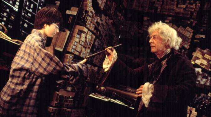 Mengenang John Hurt, Pembuat Tongkat Sihir di Film Harry Potter