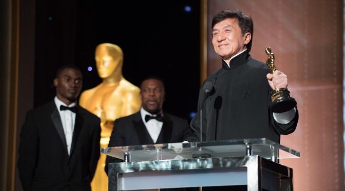 Raih Penghargaan Khusus Oscar 2017, Jackie Chan Bawa Boneka Panda