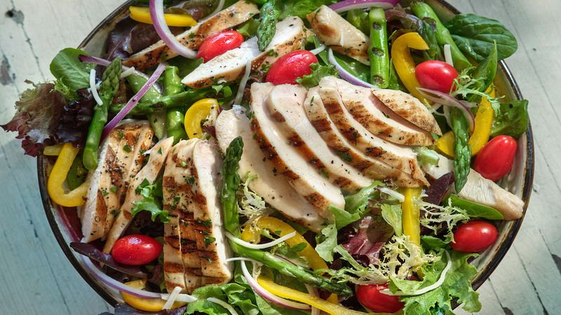 Resep Salad Ayam Panggang Kaya Serat dan Sumber Protein