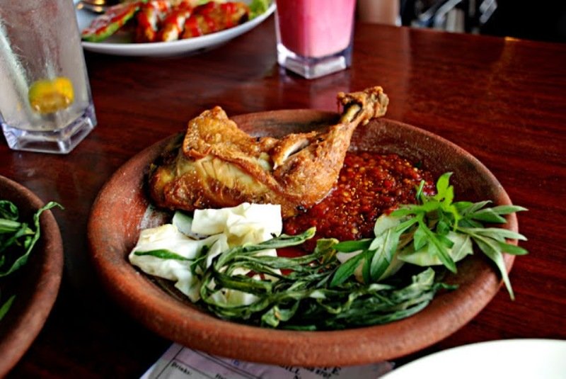 Ayam Penyet & Ayam Goreng Bawang Sambal Tomat untuk Makan Siang Spesial