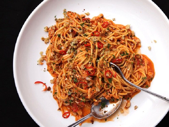 Lezatnya Makan Malam dengan Olahan Spaghetti Siram Kepiting dan Kepiting Balut Kulit Tahu
