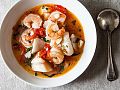 Makan Siang Makin Lahap dengan Sajian Sup Seafood