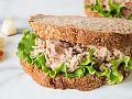 Sarapan Lezat & Mengenyangkan dengan Sandwich Roll Sosis Dan Daging Asap