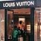 GEGER Tukang Ojek Online Masuk Gerai Louis Vuitton, Netizen Ramai-Ramai Buat Caption  ..