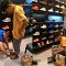 Viral Backpacker Bule Belikan Pemulung Kecil Sepasang Sepatu, Netizen: Semoga  ..