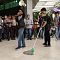 Tetap Bersih-Bersih di Tengah Demo Boikot Dilan 1991, Aksi Cleaning Service ini Jadi  ..