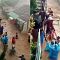Viral Video Warga Evakuasi Siswa SD saat Banjir Berlangsung Dramatis ..