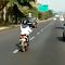 Viral Video Ibu-ibu Asik Naik Motor di Jalan Tol ..