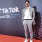 Arya Saloka Pakai Sepatu Rp1,3 Juta di TikTok Awards 2021, Netizen: Jadi Kelihatan  ..