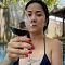 Pose Tante Ernie Berbikini Hitam Minum Wine di Kolam Bikin Salfok, Netizen: Super  ..