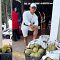 Viral Pedagang Durian Jualan Tak Pakai Baju, Dihujat Netizen ..