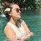 3 Potret Marsha Aruan Pakai Swimsuit Putih Pose di Kolam Renang, Netizen: Gemesin ..