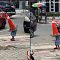 Viral Anak Kecil Pakai Traffic Cone Jadi Topi, Netizen: Dikira Pak Tarno ..