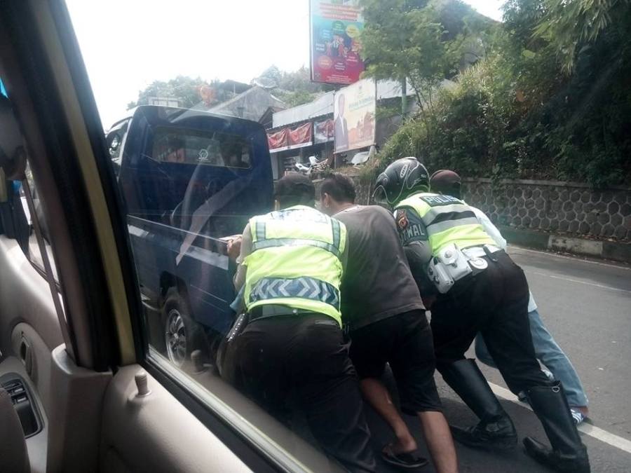 Aksi Polisi Bantu Dorong Mobil Mogok di Kota Banjar Ini Bikin Netizen Kaget Sekaligus Haru