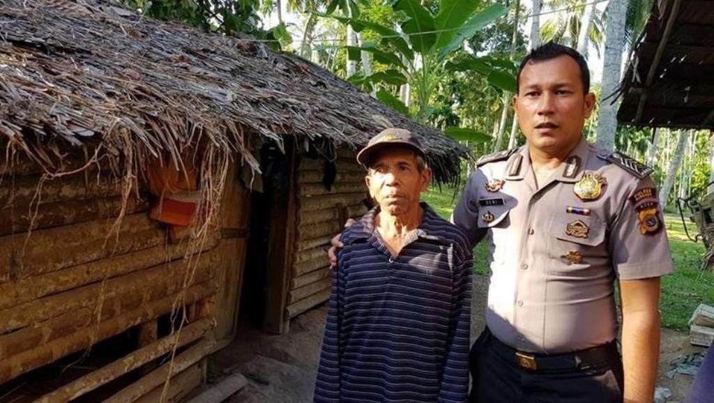 Viral, Polisi Asal Aceh ini Rela Jual Motor Kesayangan Demi Bantu Buatkan Rumah Kakek Miskin