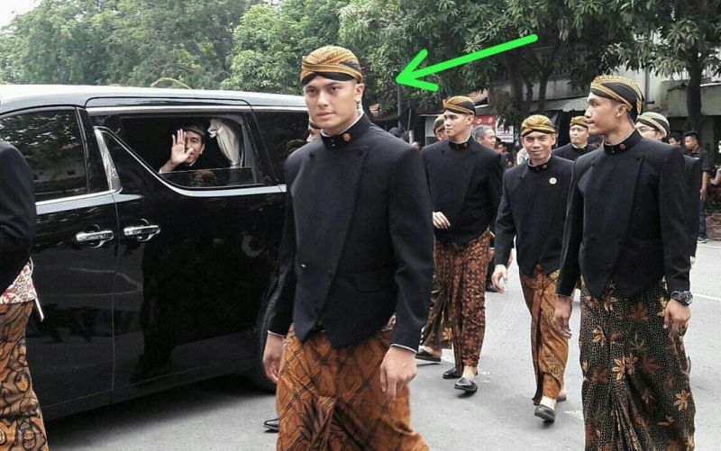 Viral! Paspampres Gunakan Beskap saat Lakukan Pengawalan Jokowi di Pernikahan Kahiyang-Bobby