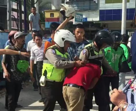 VIRAL! Apes... Sudah Tertabrak Mobil, Jambret Dihakimi Massa hingga Digetok Helm