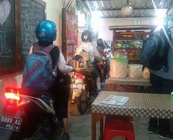 VIRAL! Cuma Ada di Indonesia, Motor Sibuk Hilir Mudik Masuk Warung Makan Ini