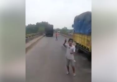 Viral! Sejumlah Pria Berdiri di Tengah Jalan Palaki Sopir Truk di Jalinsum Lampung