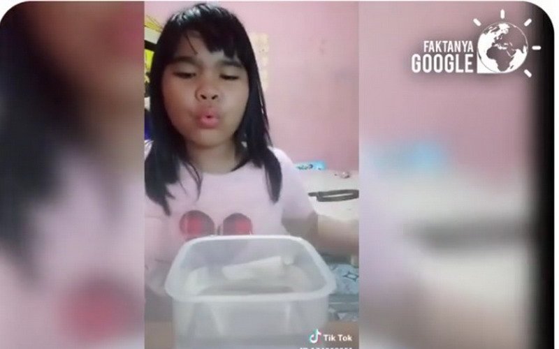 VIRAL! Ekspresinya Itu Lho. Netizen Dibikin Ngakak Aksi Bocah dengan Toples Air