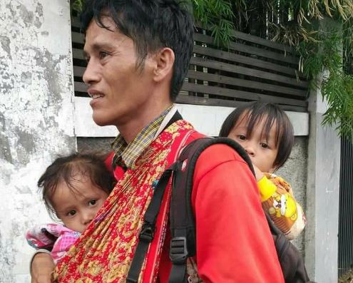 Pria Bone Telantar di Jakarta, Foto Gendong 2 Anak Kembarnya Tanpa Alas Kaki Viral di Medsos