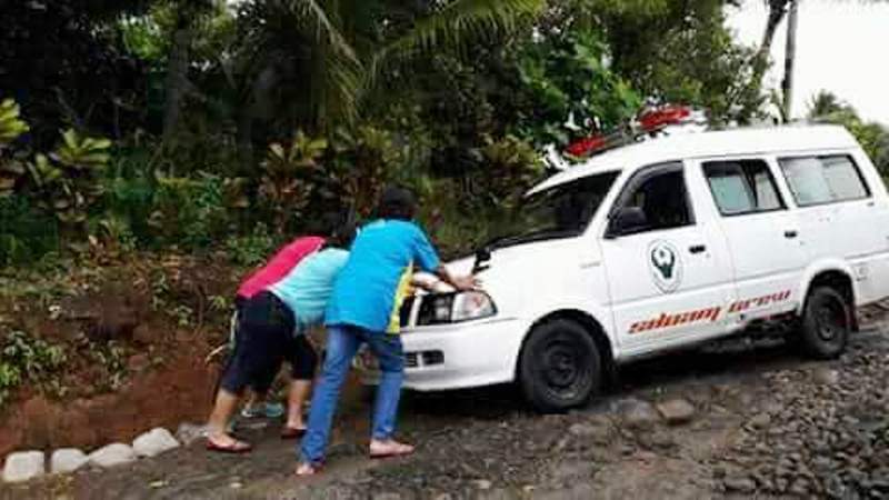 Foto 3 Orang Tenaga Medis Wanita Dorong Ambulans Jadi Viral