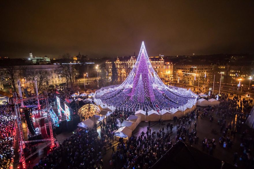 Pohon Natal Raksasa Setinggi 27 Meter yang Terbuat dari 70 Ribu Bola Lampu di Lituania Jadi Viral