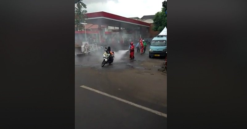 Viral! Motor Terbakar di SPBU, Netizen: Dia Naro HP di Bagasi Bawah Jok