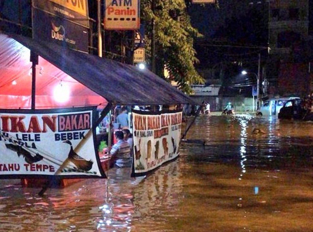 Warung Kerendam Banjir, Pedagang Ini Masih Tetap Jualan, Ada yang Beli Juga Lho!