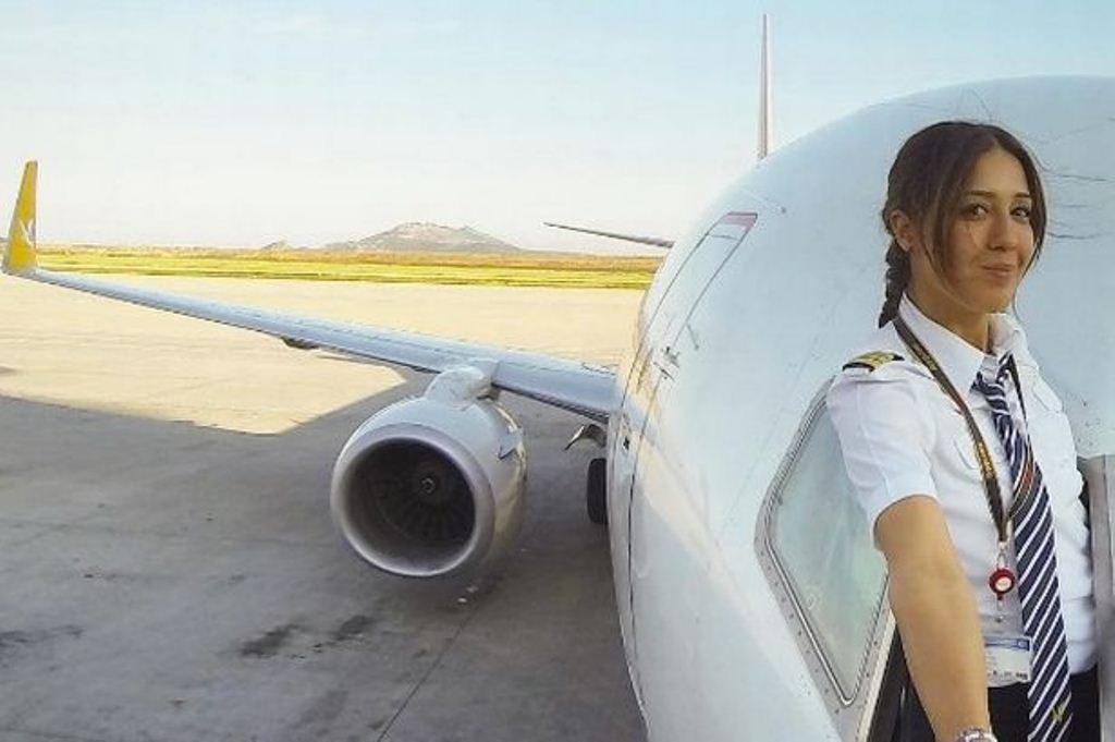 Pilot Cantik ini Dilamar Fansnya Sendiri Lewat Medsos, Respon Sang Suami Bikin Netizen Ngakak