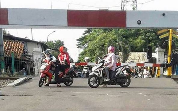 Emak-Emak Asyik Ngerumpi Sambil Tunggu Kereta Lewat Viral di Medsos