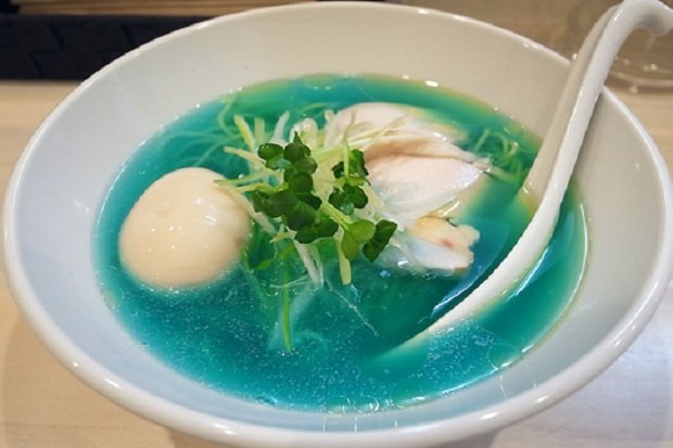 Lagi Viral, Ramen dengan Kuah Warna Biru Ini Wujudnya