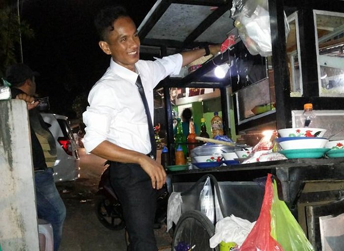 Penampilan Necis Tukang Bakso 'Mas Koboi' Ini Jadi Viral