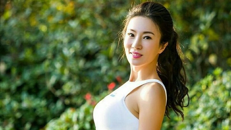 Pose di Danau Es Hanya Pakai Bikini, Foto Wanita 50 Tahun Viral di Media Sosial