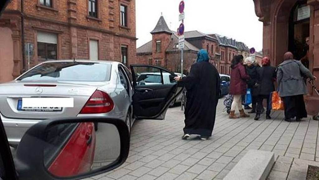 Turun dari Mobil Mercedes Antre Makanan Gratis, Foto Wanita ini jadi Viral, Ternyata Faktanya Mencengangkan