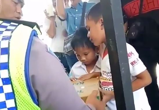 Biker Cilik Sampang yang Viral Dihadiahi Mainan oleh Polisi