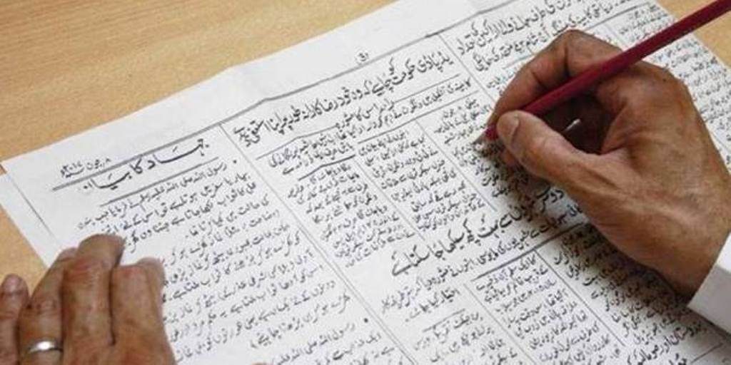 91 Tahun Setelah Didirikan, Koran Ini Masih Bertahan dengan Tulisan Tangan