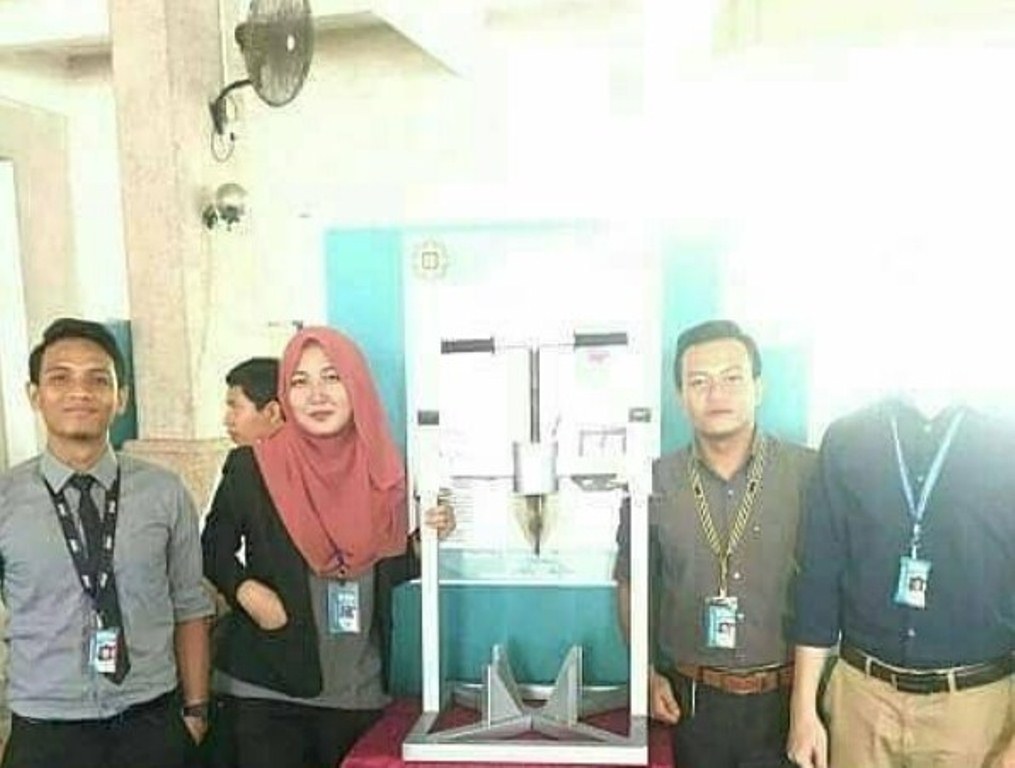 Foto Bareng Rekan Kerja, Kepala Pria ini 'Hilang' Tak Terlihat, Alasannya Menggelikan