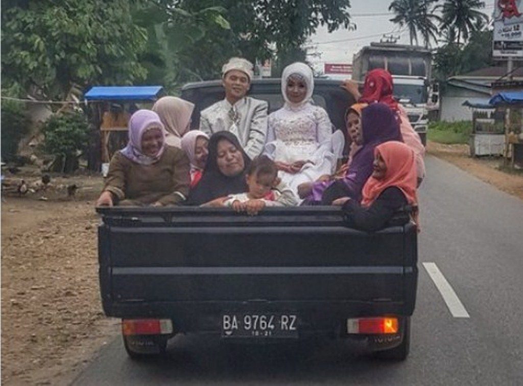 Bukan Kemewahan, Pasangan Pengantin ini Buktikan Kesederhanaan Bisa Membuat Mereka Bahagia, Fotonya Viral