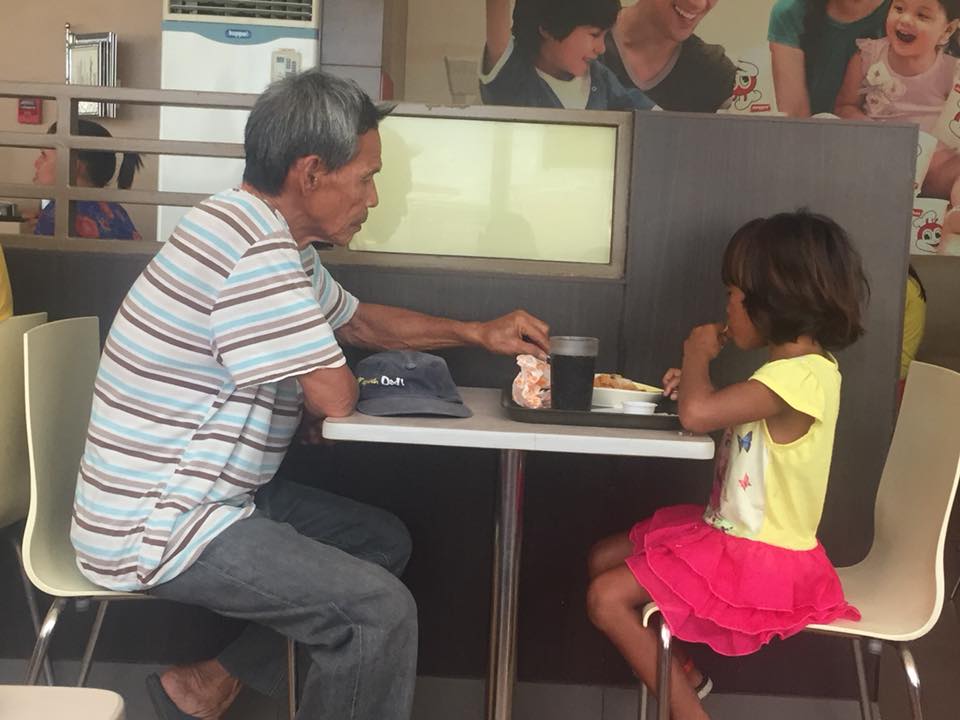 Seorang Kakek Bertopang Dagu Menonton Cucunya Makan di Restoran, Foto-Fotonya Viral!