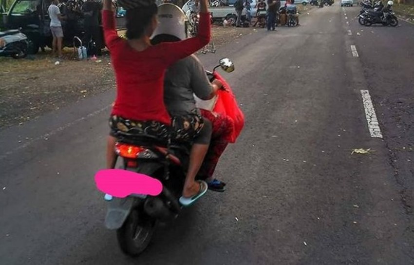 Dibonceng Naik Motor, yang Dibawa Ibu ini di Atas Kepalanya Bikin Terperanga, Wonder Woman!